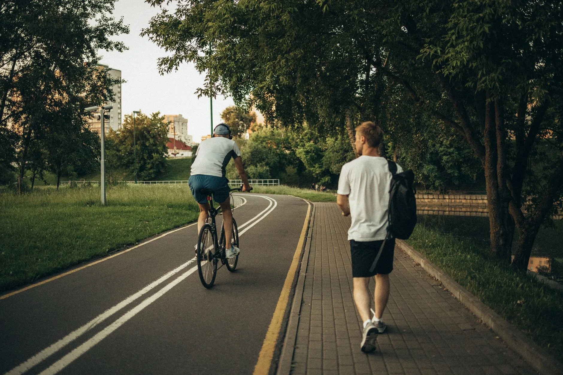 Gehen oder Radfahren: Was ist besser für Fitness, Gelenke und Alltag?